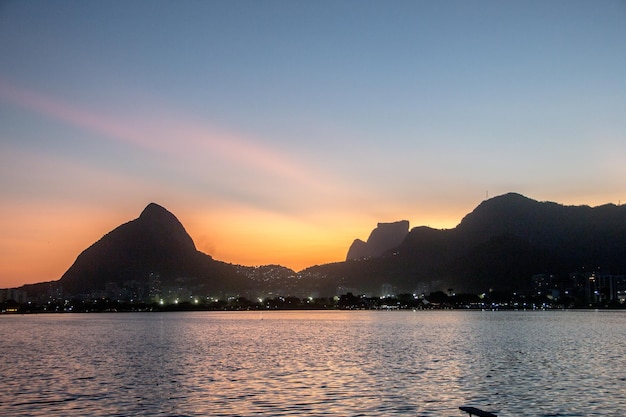 Zonsondergang bij Rodrigo de Freitas-lagune in Rio de Janeiro, Brazilië