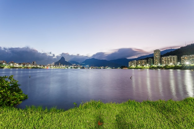 Zonsondergang bij Rodrigo de Freitas-lagune in Rio de Janeiro, Brazilië