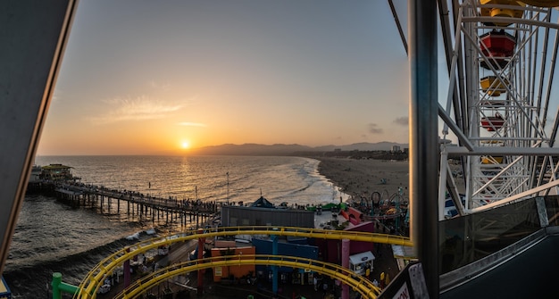 Zonsondergang bij Santa Monica Pier uitzicht vanaf veerboten wiel