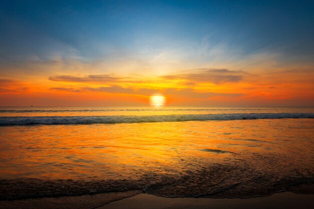 Zonsondergang bij Surin-Strand Phuket Thailand