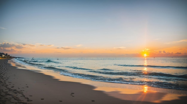 Zonsondergang bij tropisch strand en kokospalm