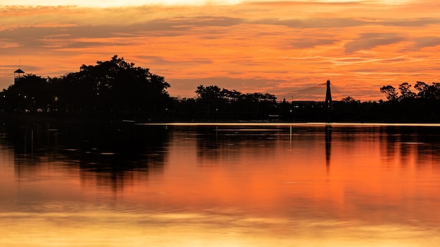 zonsondergang bijna vallen uit de hemel op de horizon gereflecteerd in het water