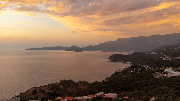 Zonsondergang boven de Adriatische zee in Montenegro, laatste minuten van zonsondergang