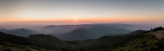 Zonsondergang boven de bergen met een roze lucht op de achtergrond