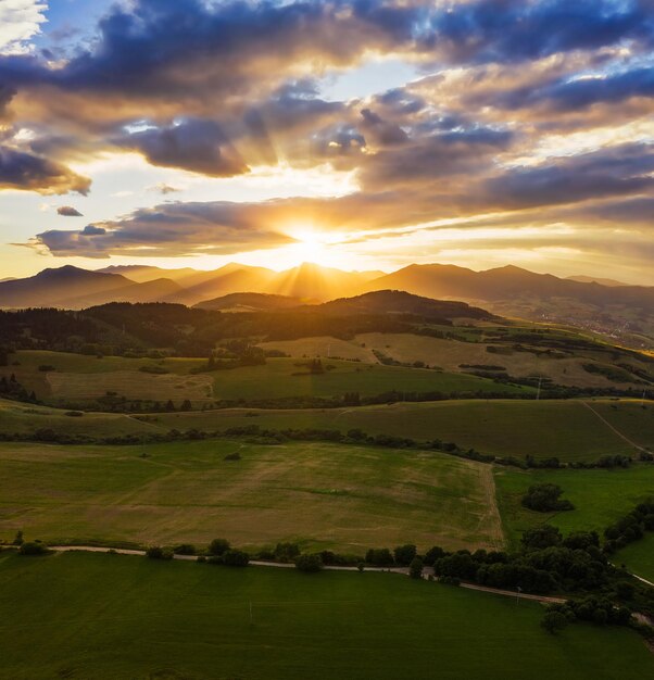 Zonsondergang boven de Grote Fatra-berg in Slowakije