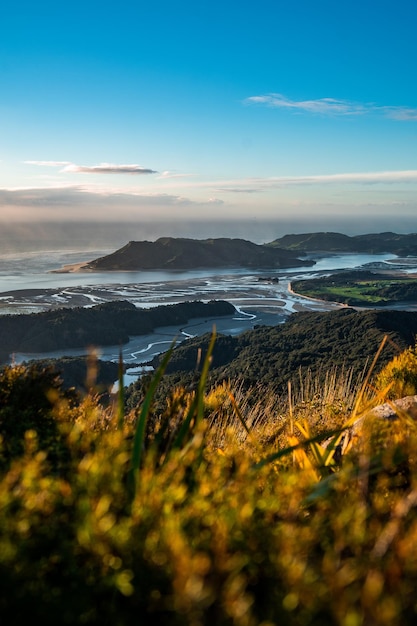 Zonsondergang boven de knokkelheuvels in Nieuw-Zeeland