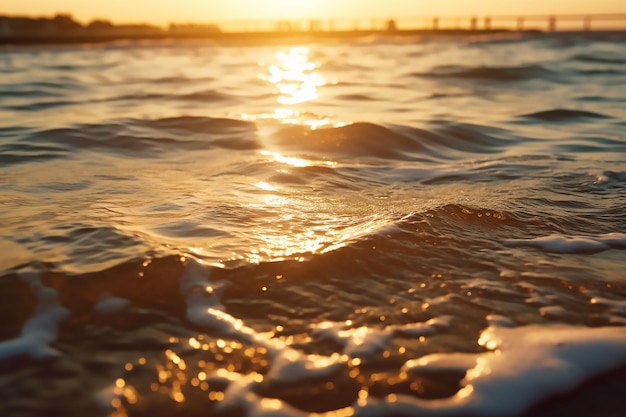 Zonsondergang boven de oceaan met daarachter de ondergaande zon