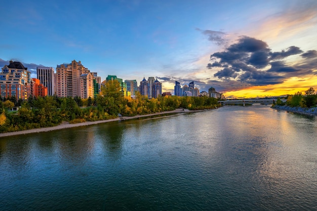 Zonsondergang boven de skyline van Calgary met Bow River Canada