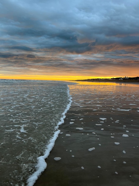 Zonsondergang boven de zee aan de Argentijnse Atlantische kust