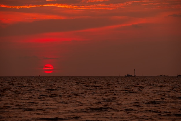 Foto zonsondergang boven de zee