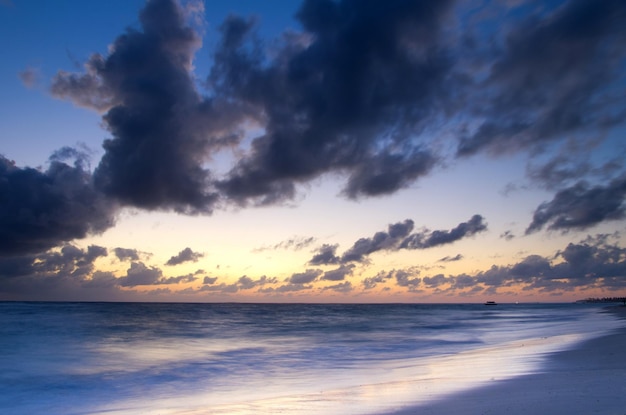 Zonsondergang boven de zee