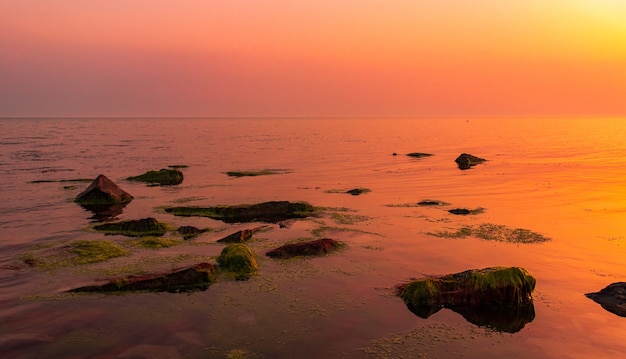 Zonsondergang boven de zeehorizon