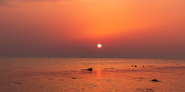 Zonsondergang boven de zeehorizon