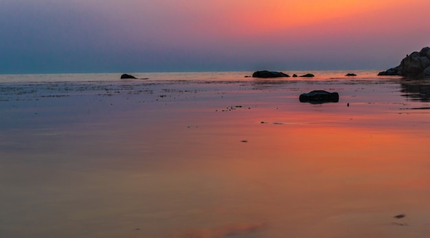 Zonsondergang boven de zeehorizon