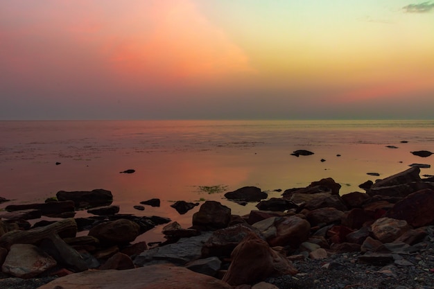 Zonsondergang boven de zeehorizon