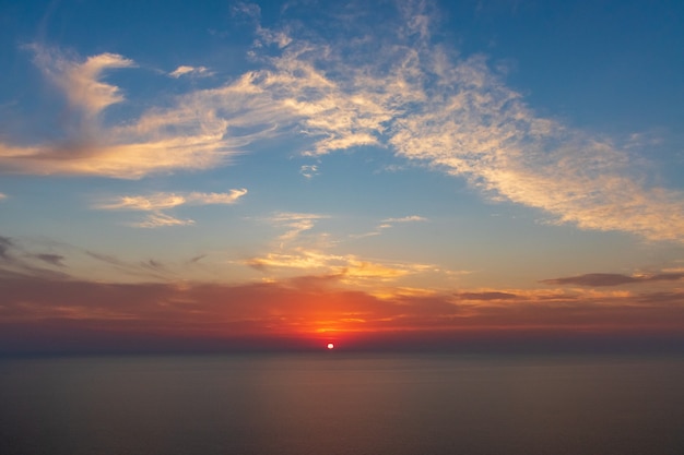 Zonsondergang boven de zeehorizon