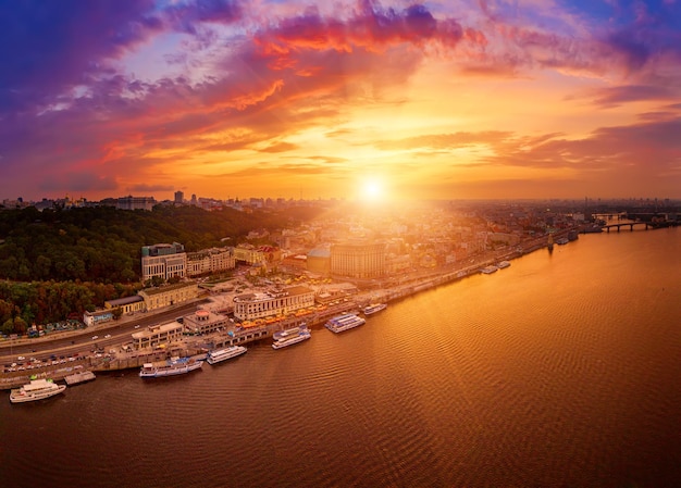 Zonsondergang boven Dnipro