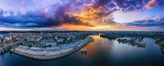 Zonsondergang boven Dnipro