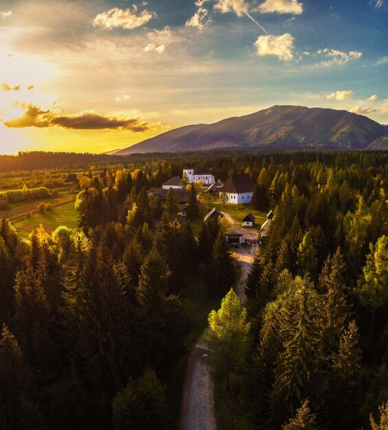 Zonsondergang boven een klein dorpje in het Hoge Tatra-gebergte