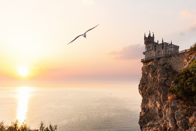 Zonsondergang boven het kasteel van Swallow's Nest, de Krim.