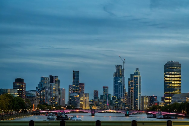 Zonsondergang boven Londen vanaf de rivier de Theems, Verenigd Koninkrijk