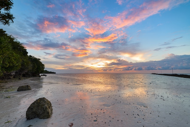 Zonsondergang dramatische hemel op tropisch woestijnstrand, koraalrifbezinning geen mensen, reisbestemming, Indonesië Wakatobi