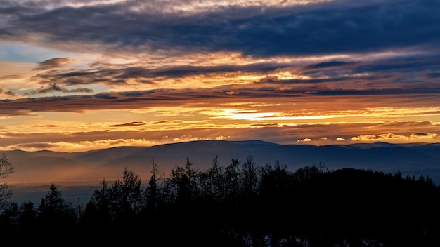 Zonsondergang dramatische hemel over bergen vorm