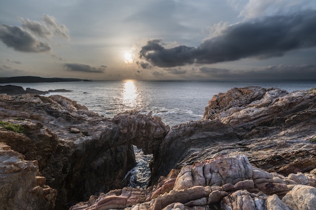 zonsondergang en nacht op de Galicische kust van Spanje