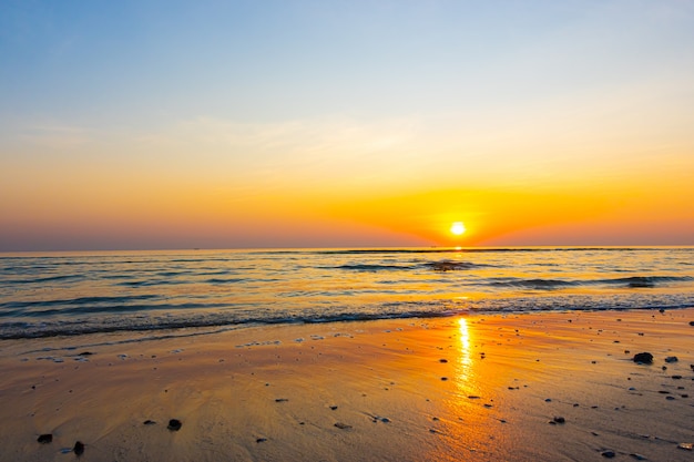 Zonsondergang en overzees strand