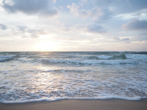 zonsondergang en strand, mooi natuurlijk zeegezicht zonsondergang bewolking met Toon afbeelding