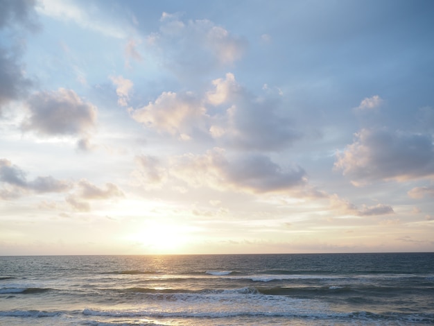 Foto zonsondergang en strand, mooi natuurlijk zeegezicht zonsondergang bewolking met toon afbeelding