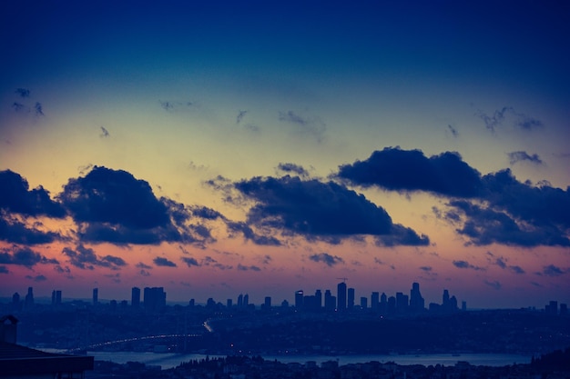 Zonsondergang en zonsopgang gouden hemel boven de horizon van Istanbul