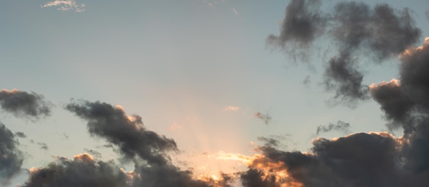 Zonsondergang gouden uur hemelachtergrond