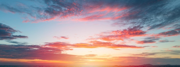 Zonsondergang hemel backgroundlandschap blauwe lucht met wolken natuur concept voor cover banner background