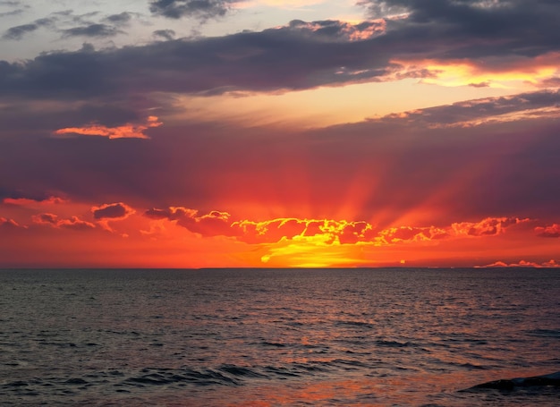 Zonsondergang hemel met reflecties in water zonlicht en gekleurde oranje wolken