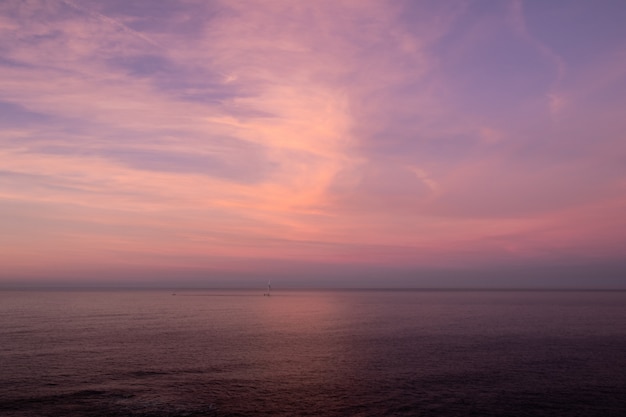 Zonsondergang horizon en zee