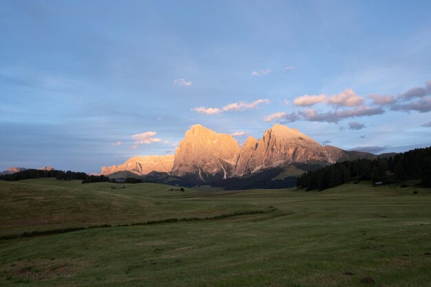 Foto zonsondergang in alpi di siusi