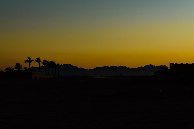 Zonsondergang in de Arabische woestijn, niet ver van de stad Hurghada, Egypte