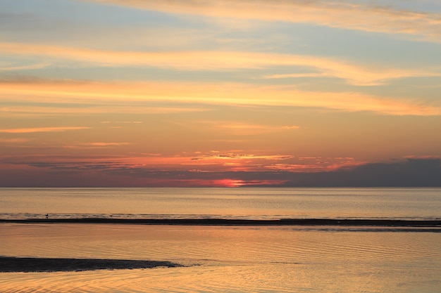 zonsondergang in de avond op de zee