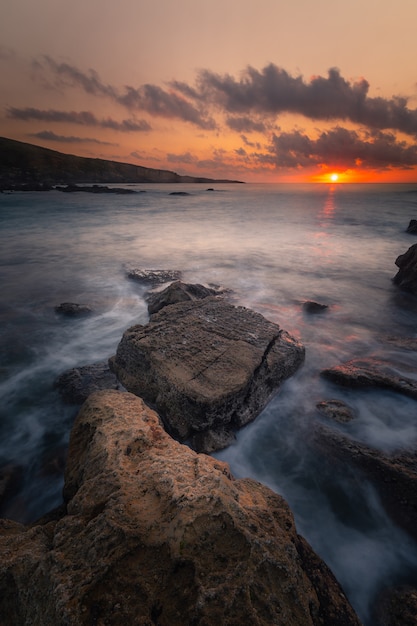 Zonsondergang in de Baskische kust onder berg Jaizkibel in Hondarribia, Baskenland.