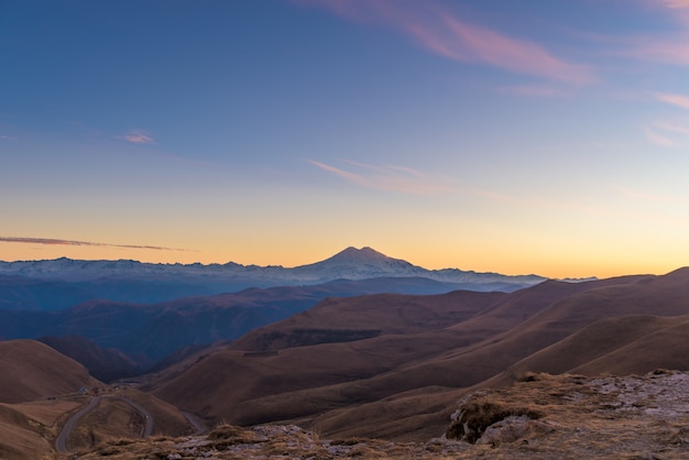 Zonsondergang in de bergen van onderstel elbrus