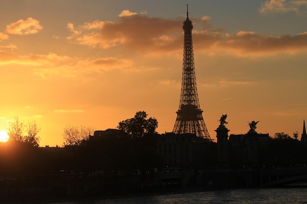 Zonsondergang in de Eiffeltoren van Parijs