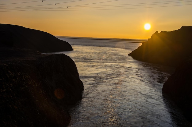 Zonsondergang in de fjorden met bergshilouhete