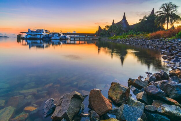 Zonsondergang in de haven van Batam Island