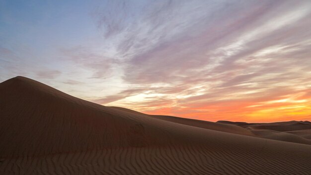 Zonsondergang in de lege wijk woestijn Abu Dhabi Verenigde Arabische Emiraten