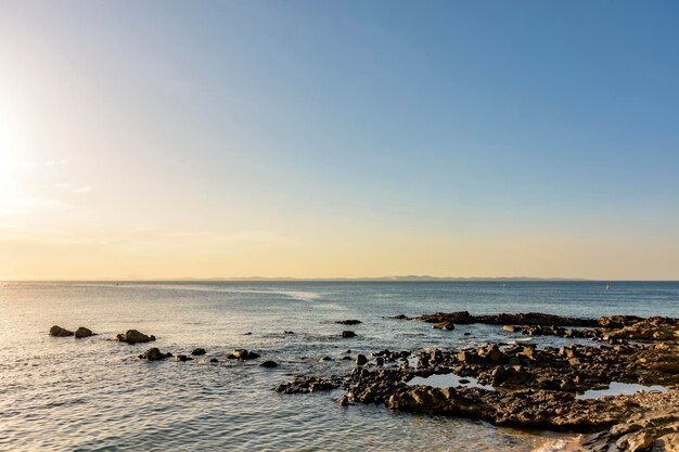 Zonsondergang in de rustige wateren van All Saints Bay in de stad Salvador in Bahia