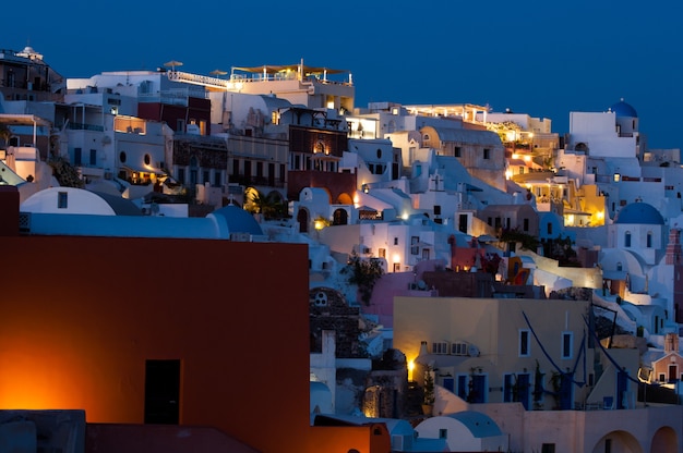 Zonsondergang in de Santorini-archipel in de stad Oia.