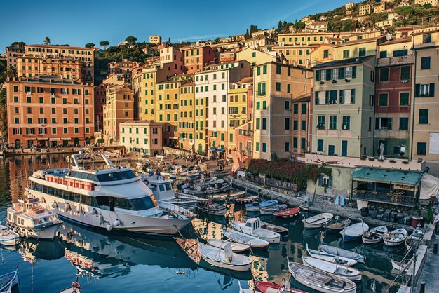 Zonsondergang in de stad Camogli, Italië