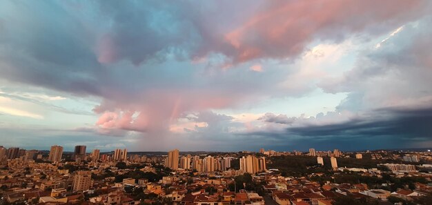 Zonsondergang in de stad met wolken Ribeirao Preto City Skyline