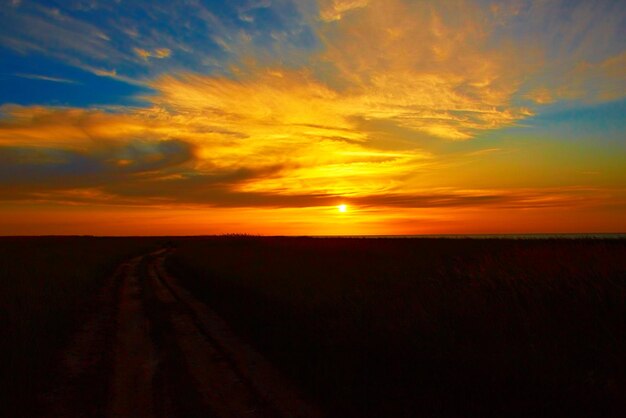 Zonsondergang in de steppe